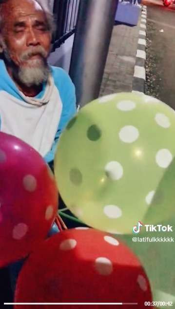 Bikin Nangis, Seorang Kakek Jualan Balon Hingga Malam Menangis Saat Dagangannya Dibeli