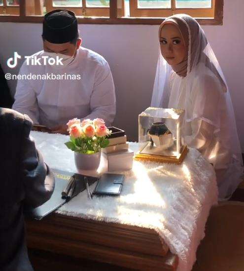Pernikahan di rumah digelar sederhana.