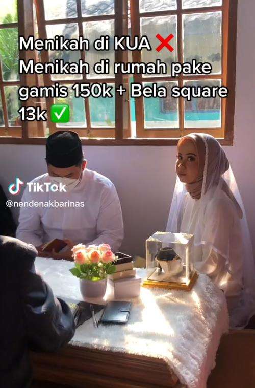 Pernikahan di rumah digelar sederhana.