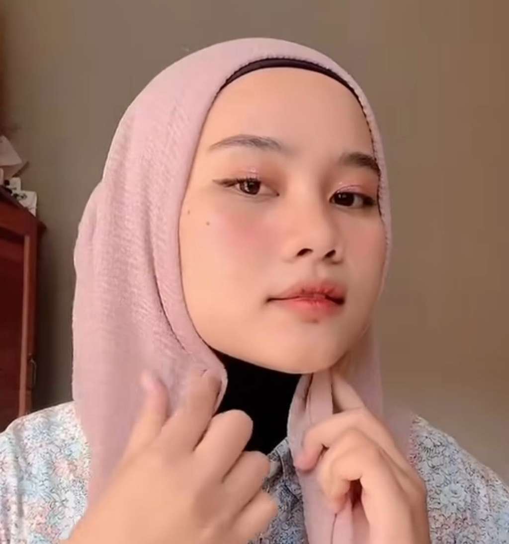 Styling Pashmina Crinkle, Bervolume Bikin Tampilan Makin Cantik