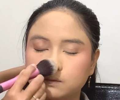 Memakai Makeup