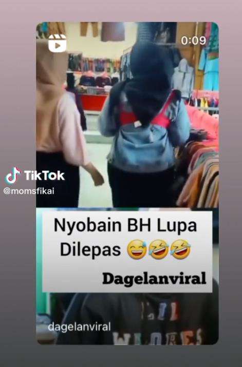 Wanita lupa lepas BH saat nyoba di toko pakaian.