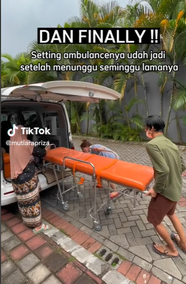 Kisah Haru Anak Belikan Ambulans untuk Ayahnya yang Sakit Demi Bisa Ajak Jalan-Jalan