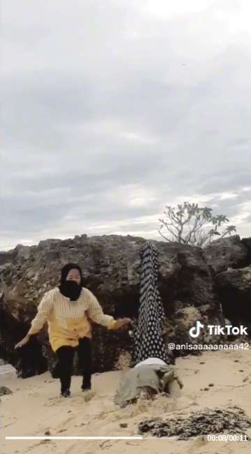 Gara-Gara Rok Nyangkut, Wanita ini Gagal Bikin Video Estetik