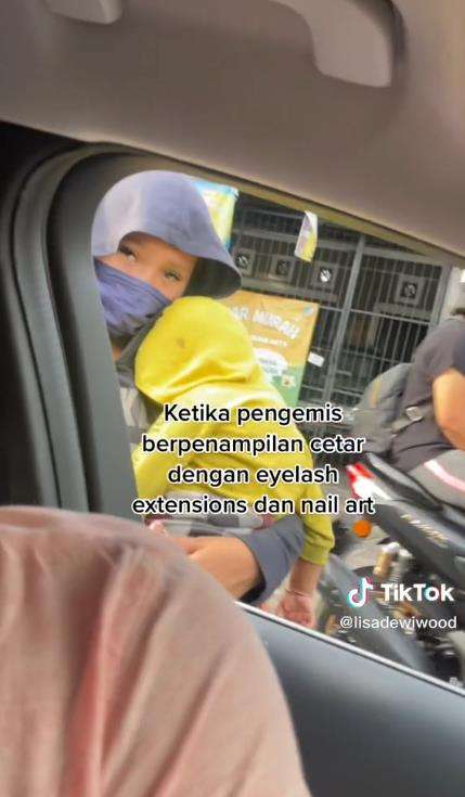 Pengemis wanita penampilan cetar.