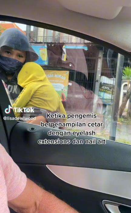 Pengemis wanita penampilan cetar.