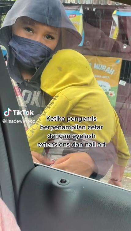 Pengemis wanita penampilan cetar.
