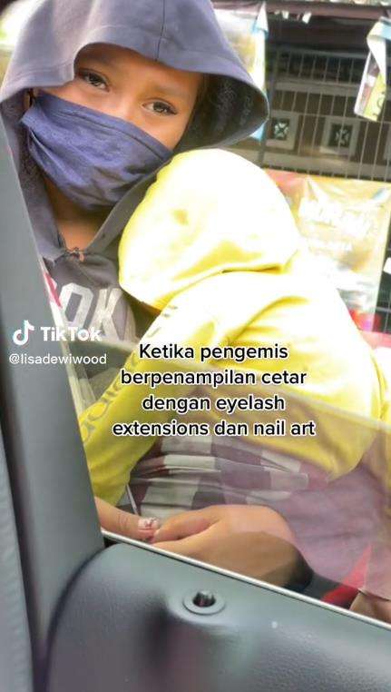 Pengemis wanita penampilan cetar.