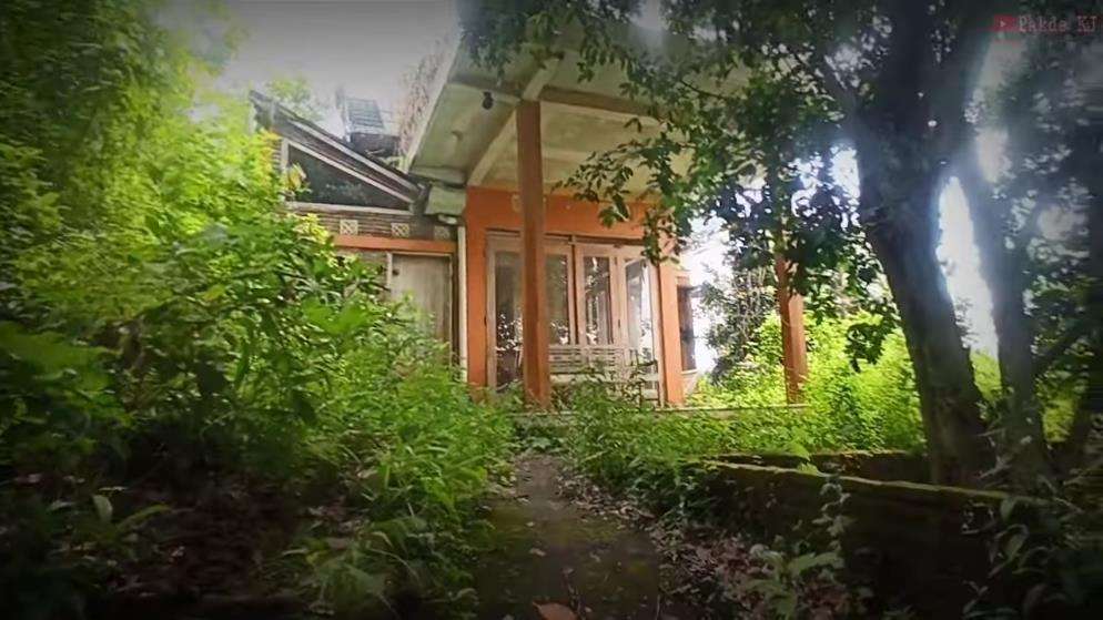 Villa terbengkalai di Bantul, Jawa Tengah.