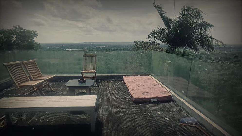 Villa terbengkalai di Bantul, Jawa Tengah.