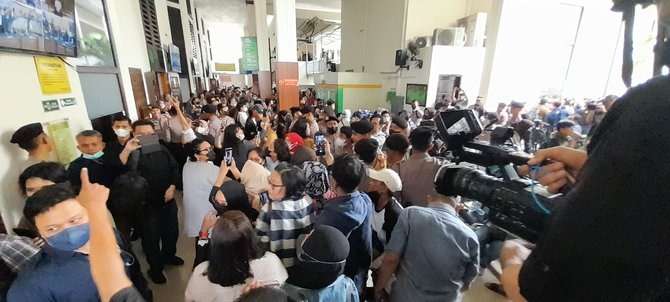 Mak Ratu, Tiktokers Nyentrik Rela Berdesakan Dukung Bharada E Saat Sidang Vonis di PN Jaksel