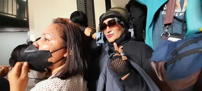 Mak Ratu, Tiktokers Nyentrik Rela Berdesakan Dukung Bharada E Saat Sidang Vonis di PN Jaksel