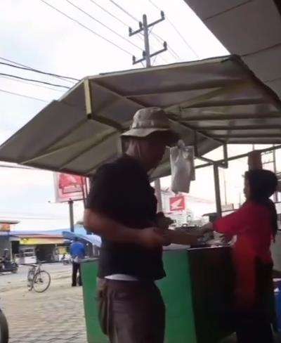 Aksi sopir angkat tinggalkan penumpang demi sarapan mie balap.