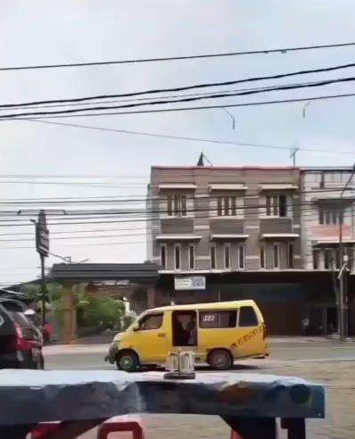Aksi sopir angkat tinggalkan penumpang demi sarapan mie balap.