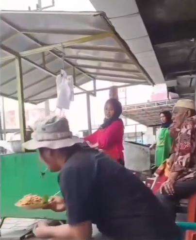 Aksi sopir angkat tinggalkan penumpang demi sarapan mie balap.