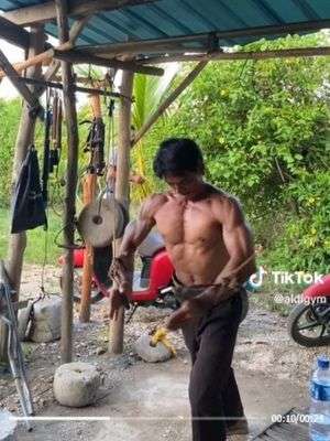 Gym Kearifan Lokal, Alat Seadanya Tapi Bikin Netizen Iri