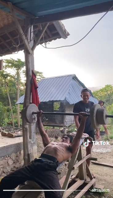 Gym Kearifan Lokal, Alat Seadanya Tapi Bikin Netizen Iri