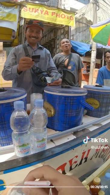 Momen Haru Saat Pedagang Tersenyum Melihat Hasil Foto Dirinya, Netizen Ikut Bahagia