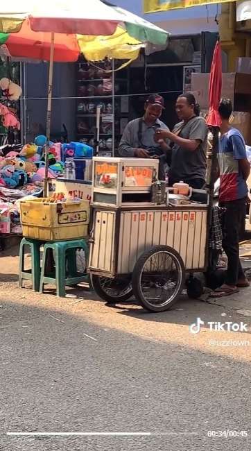 Momen Haru Saat Pedagang Tersenyum Melihat Hasil Foto Dirinya, Netizen Ikut Bahagia