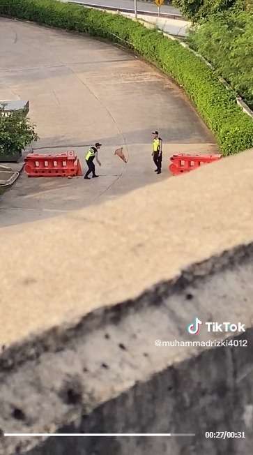 Kelakuan Satpam ini Buktikan Bahagia itu Sederhana