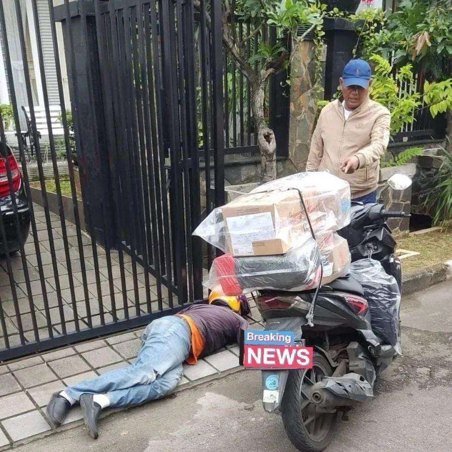 Kurir meninggal di depan rumah saat antar paket.