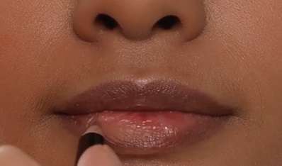 Memakai Lip Pencil