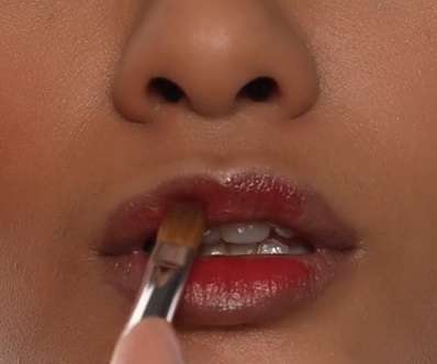 Memakai Lipstik