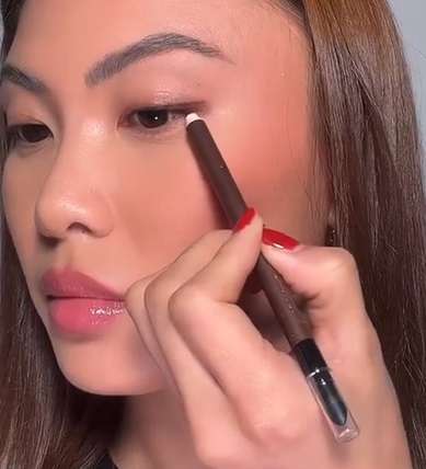 Membuat Wing Eyeliner