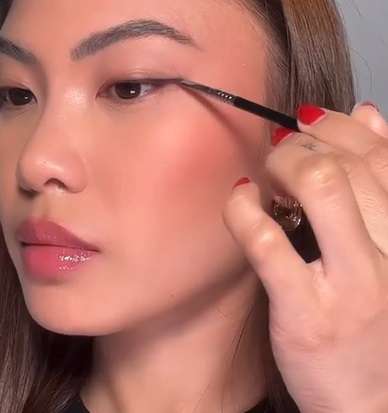 Membuat Wing Eyeliner