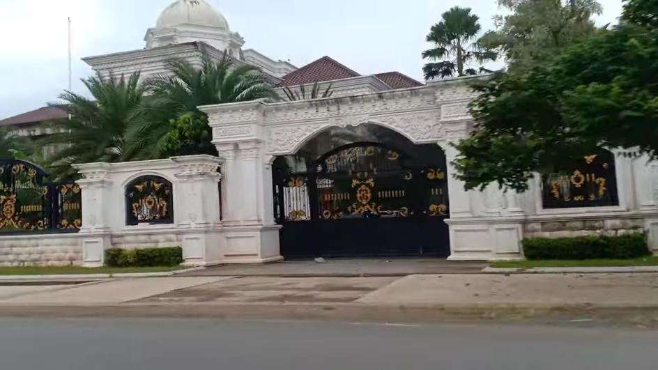Bangunan dan jalan yang dibangun Haji Isam.