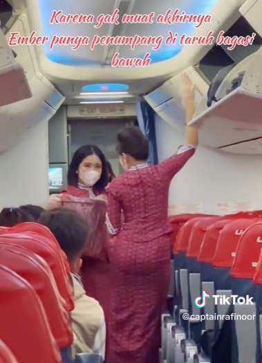 Viral Emak-emak Bawa Ember ke Kabin Pesawat