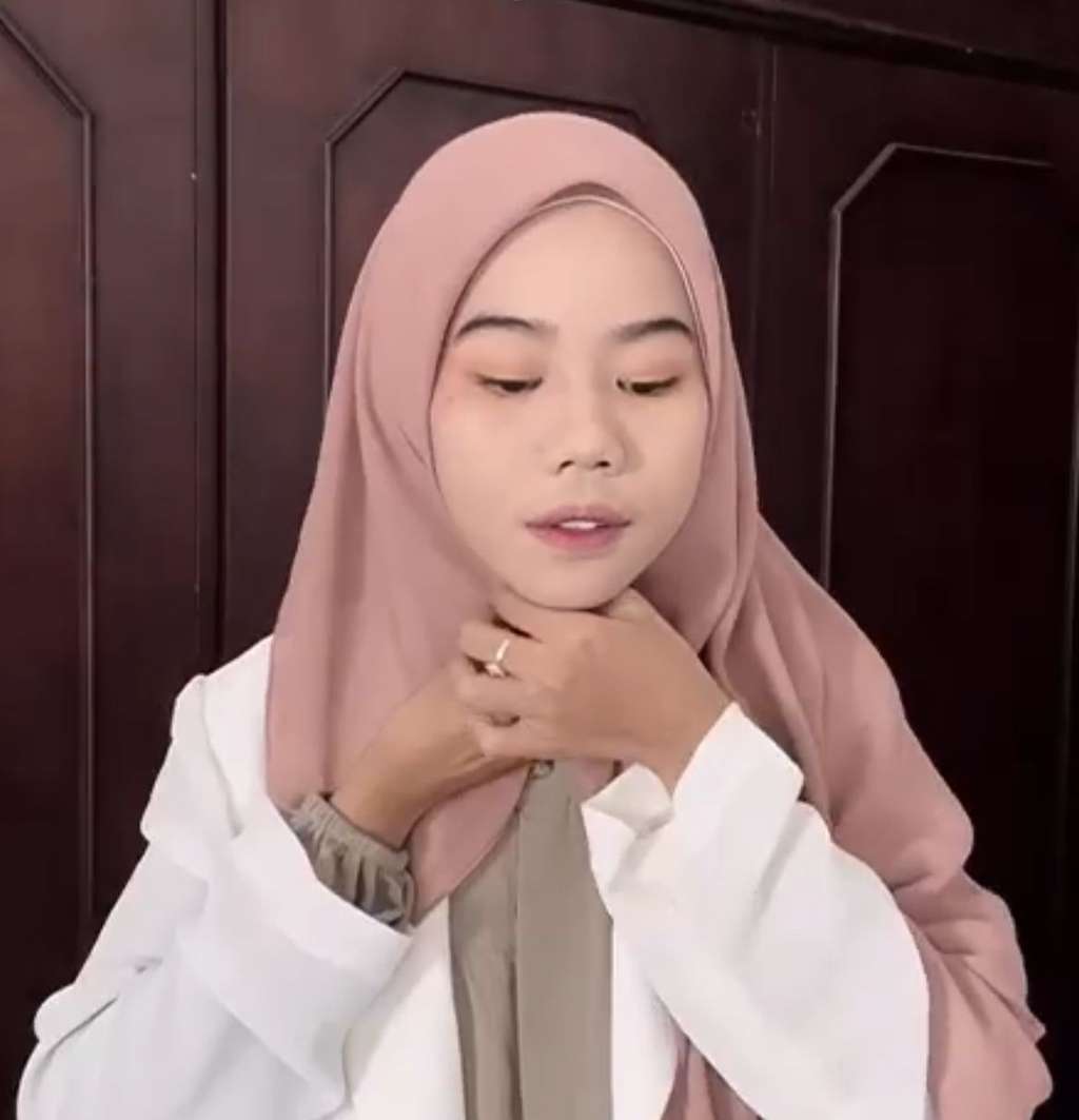 Tutorial Styling Kerudung Voal Lebar Jadi Formal Look yang Manis Tutorial Styling Kerudung Voal Lebar Jadi Formal Look yang Manis