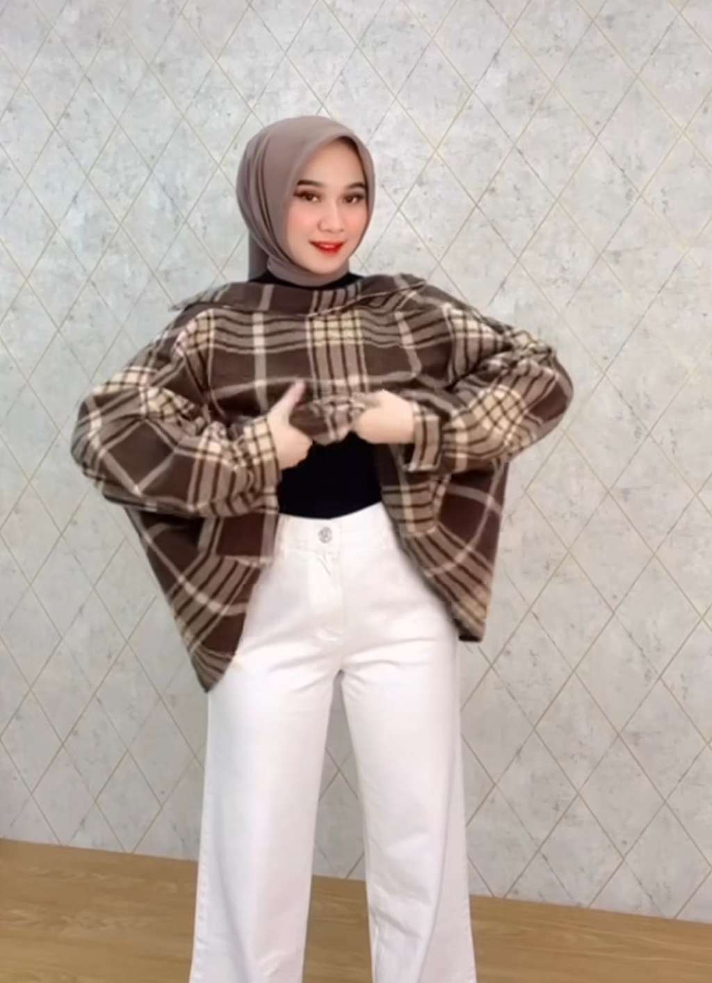 Cara Keren Ubah Kemeja Oversized Jadi Outer Stylish