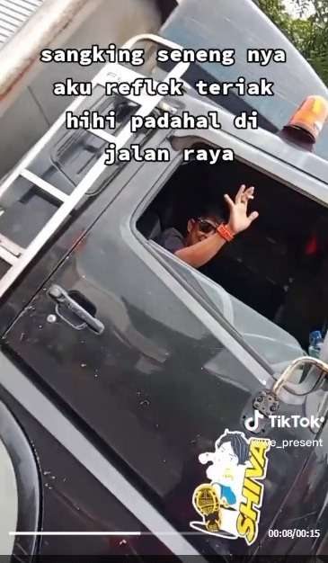 Senang Bertemu Sang Ayah saat Dijalan, Keakraban Wanita ini dengan Ayahnya Bikin Warganet Iri