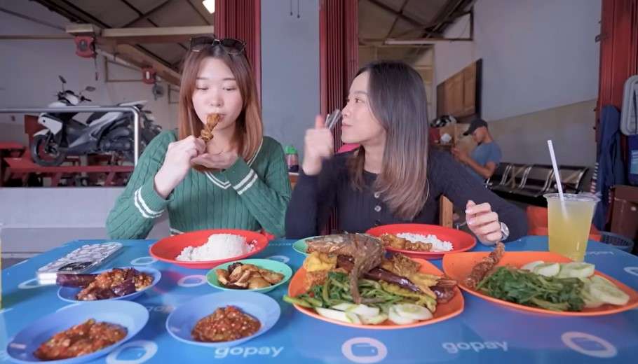 Livy Renata dan Jane makan di warung kaki lima