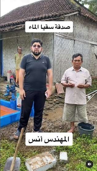 Dikira Sedang Doa, Bapak ini Angkat Kedua Tangannya saat Dengar Orang Ngomong Bahasa Arab