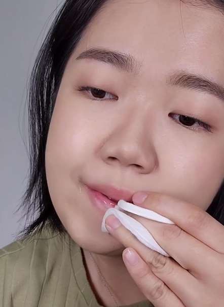 Menggosok Bibir