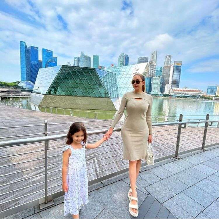Gaya Aura Kasih Pakai Dress Ketat Saat Momong Anak Jadi Sorotan Warganet
