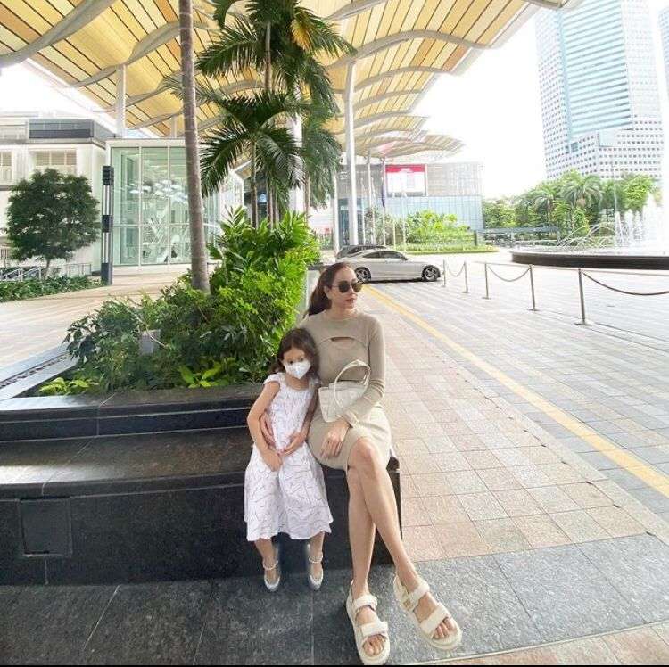Gaya Aura Kasih Pakai Dress Ketat Saat Momong Anak Jadi Sorotan Warganet
