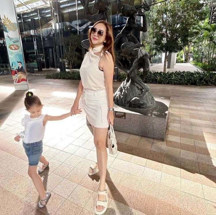 Gaya Aura Kasih Pakai Dress Ketat Saat Momong Anak Jadi Sorotan Warganet