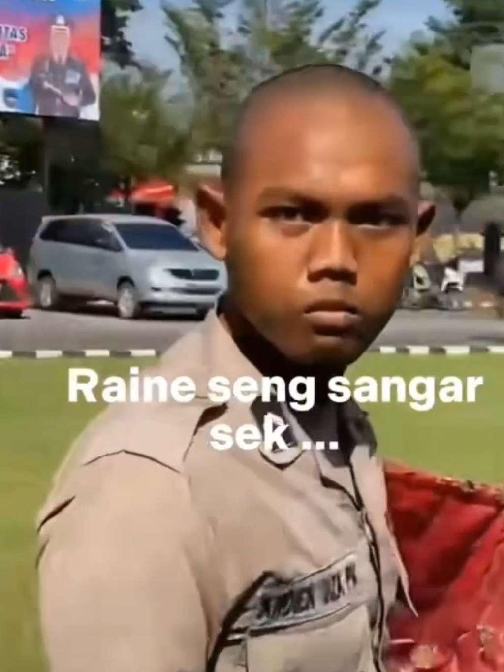 Polisi Pasang Wajah Sangar Hadapi Anjing, Malah Bikin Ngakak