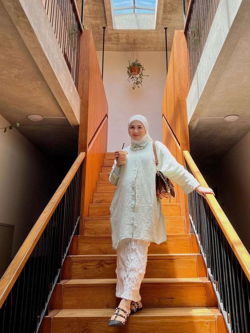 Gaya Stylish Kesha Ratuliu saat Hangout