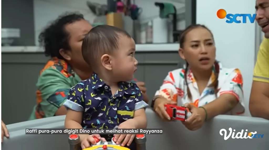 Reaksi Rayyanza lihat Raffi Ahamd digigit Dinosaurus