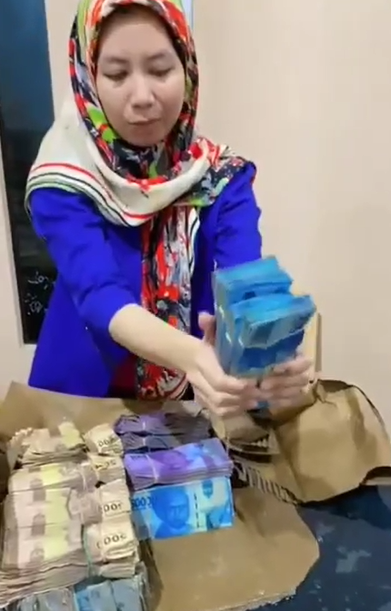 Wanita Ini Peras Uang Panai Ratusan Juta yang Basah karena Banjir di Makassar