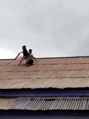 Ngeri Banget, Anak ini Rebutan Layangan di Atas Genteng