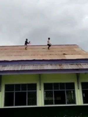 Ngeri Banget, Anak ini Rebutan Layangan di Atas Genteng