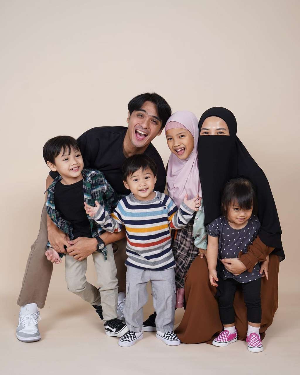 Potret Ricky Harun dan keluarga