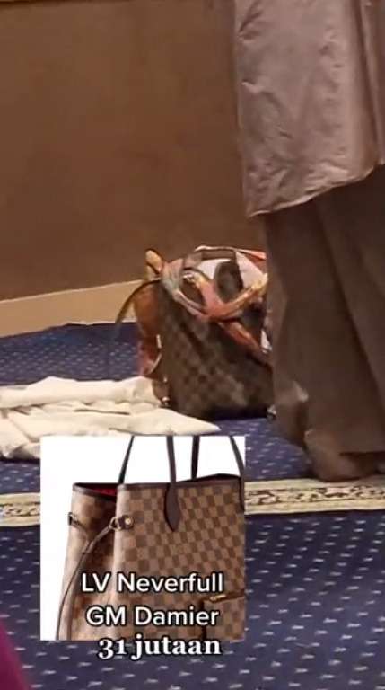 Salat di Mushola Mal Elit, Harga Tas Pengunjungnya Bikin Salah Fokus