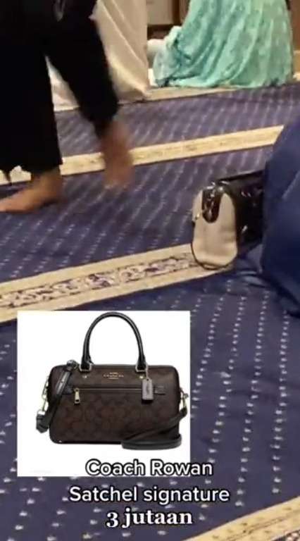 Salat di Mushola Mal Elit, Harga Tas Pengunjungnya Bikin Salah Fokus