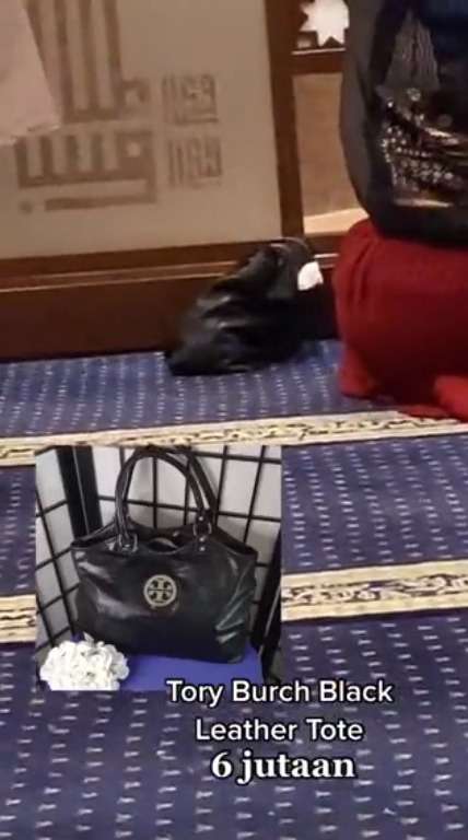 Salat di Mushola Mal Elit, Harga Tas Pengunjungnya Bikin Salah Fokus